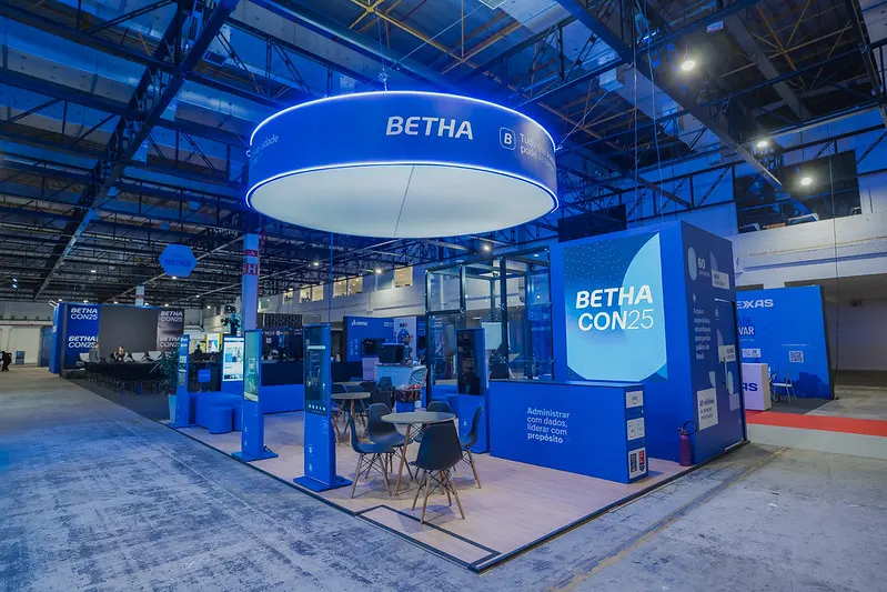 Gestores públicos conversando durante um evento de inovação e gestão urbana